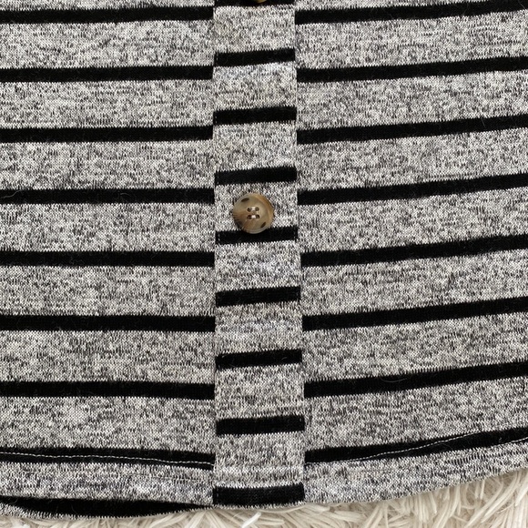 Mine Button Back Scoop Neck LS Top 💗 Heather Gray & Black - Picture 8 of 16